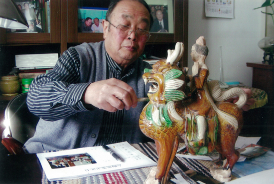2005年，赵青云在办公室进行研究.png